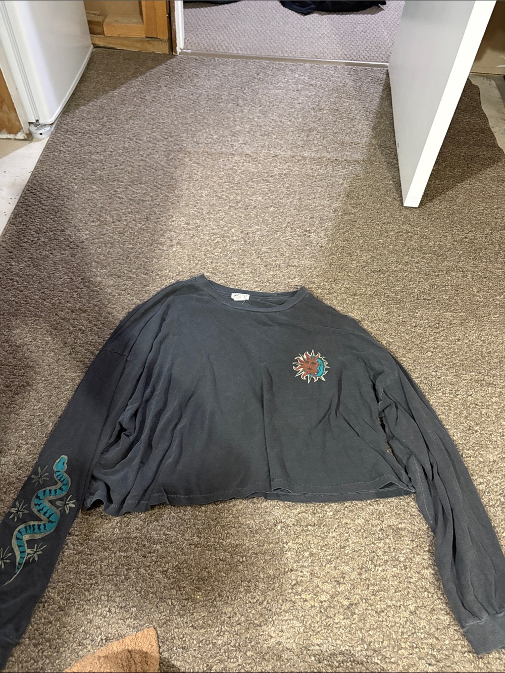 Billabong Charcoal Cropped Long-Sleeve Top with Sun & Teal Snake